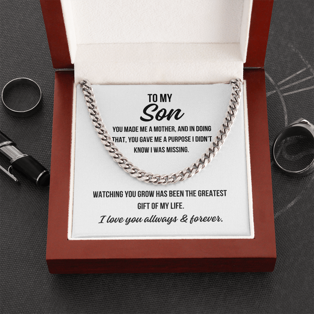 Meaningful son necklace with emotional card about mom’s love